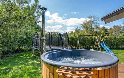 Alrike - 850M from the Sea: Blau, Freizeit, Garten, Hinterhof, Jacuzzi, Garten, Eco Hotel, Schwimmbad, Armatur