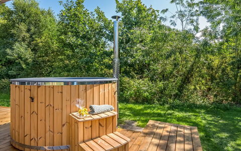 Alrike - 850M from the Sea: Holz, Holzbeize, Hartholz, Deck, Garten, Schatten, Garten, Hinterhof, Planke
