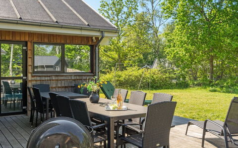 Aimy - 350M from the Sea: Dach, Haus, Grundstueck, Zuhause, Hütte, Estate, Gartenbauten, Schatten, Blockhaus, Landscaping