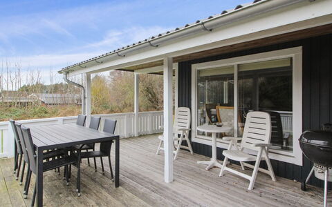 Iris - 300M from the Sea: Dach, Haus, Zuhause, Hütte, Tür, Abstellgleis, Deck, Veranda, Planke, Hartholz
