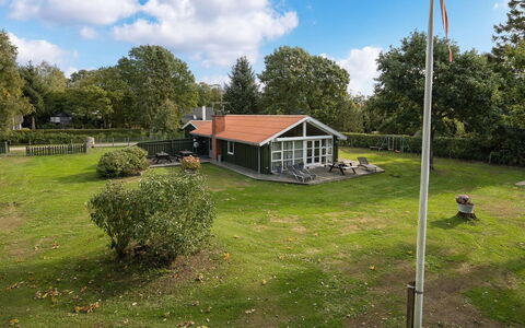Hermand - 700M from the Sea: Gras, Haus, Zuhause, Dach, Hütte, Rasen, Estate, Garten, Bauernhaus