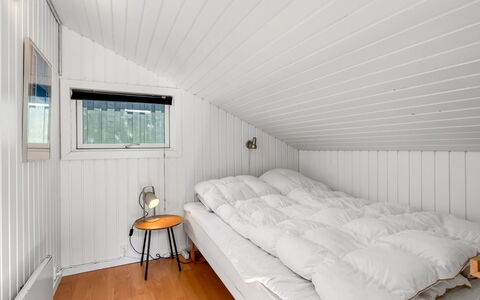 Hermand - 700M from the Sea: Holz, Decke, Schlafzimmer, Interior Design, Fussboden, Flooring, Bett, Bedding, Bettdecke, Bettrahmen
