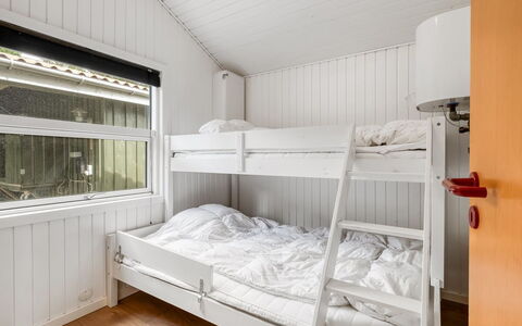 Hermand - 700M from the Sea: Holz, Schlafzimmer, Bett, Zuhause, Decke, Bedding, Holzbeize, Hartholz, Bettrahmen, Planke