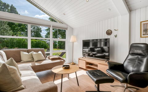 Hermand - 700M from the Sea: Möbel, Interior Design, Flooring, Holz, Fussboden, Decke, Holzboden, Stuhl, Tabelle, Beleuchtung