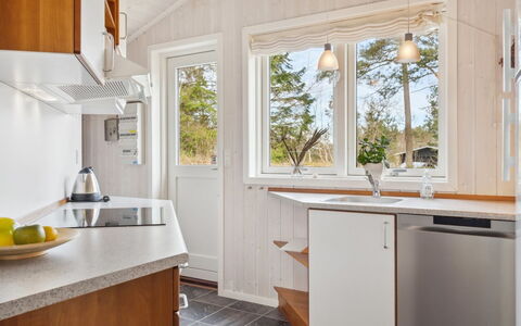 Ros - 350M from the Sea: Holz, Interior Design, Countertop, Küche, Flooring, Major Appliance, Küchengerät, Decke, Sinken, Fussboden