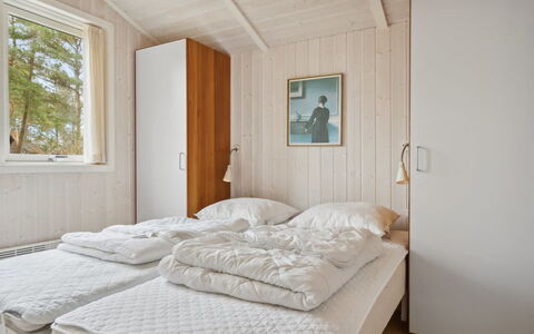 Ros - 350M from the Sea: Holz, Schlafzimmer, Interior Design, Fussboden, Flooring, Decke, Zuhause, Bett, Zimmer, Bettdecke