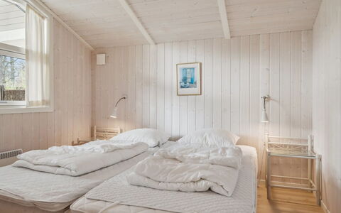 Ros - 350M from the Sea: Holz, Schlafzimmer, Decke, Interior Design, Fussboden, Bett, Zuhause, Flooring, Möbel, Zimmer