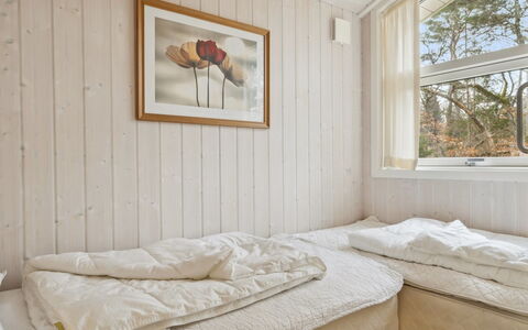 Ros - 350M from the Sea: Schlafzimmer, Holz, Bett, Fussboden, Bettdecke, Flooring, Interior Design, Bedding, Decke, Zimmer