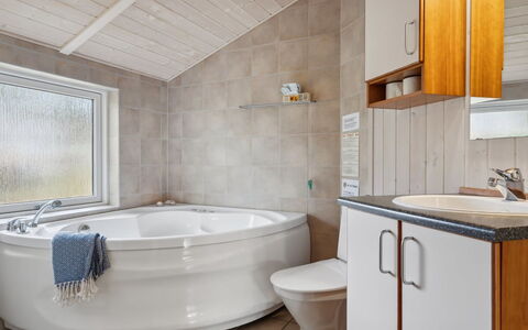 Ros - 350M from the Sea: Armatur, Badezimmer, Flooring, Interior Design, Badewanne, Sinken, Fussboden, Zapfhahn, Bad Sink, Decke
