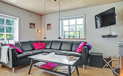 Edele - 800M from the Sea: Couch, Wohnzimmer, Zuhause, Fahrrad, Fahrrad-Rad, Zimmer, Holzboden