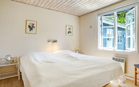 Edele - 800M from the Sea: Wand, Fussboden, Interior Design, Flooring, Schlafzimmer, Holz, Decke, Bett, Bettdecke, Holzboden