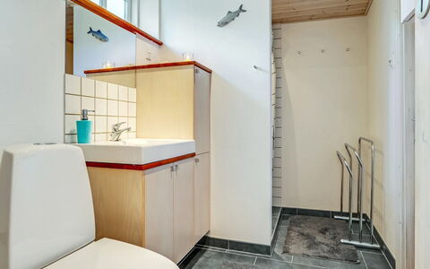 Edele - 800M from the Sea: Flooring, Armatur, Wand, Fussboden, Interior Design, Sinken, Badezimmer, Bad Sink, Decke, Zapfhahn