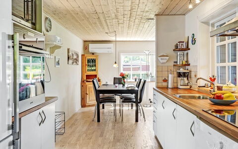 Edele - 800M from the Sea: Flooring, Interior Design, Möbel, Küche, Countertop, Küchengerät, Holz, Decke, Cabinetry, Major Appliance