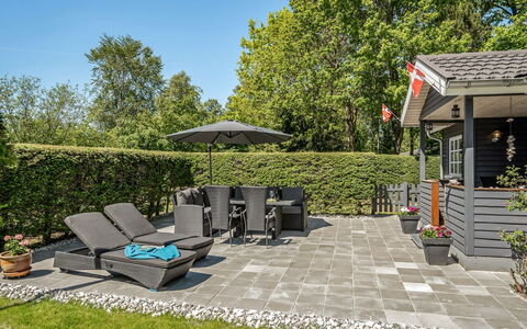 Edele - 800M from the Sea: Möbel, Gartenmöbel, Strauch, Garten, Tisch Im Freien, Stuhl, Schatten, Zuhause, Terrasse, Ground