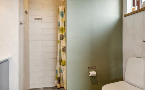 Eila - 400M from the Sea: Toilleten Sitz, Badezimmer, Toilette, Armatur, Flooring, Wand, Fussboden, Interior Design, Sinken, Bad Sink