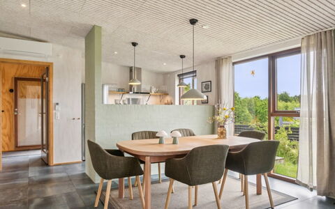 Eila - 400M from the Sea: Möbel, Interior Design, Flooring, Fussboden, Esszimmer, Stuhl, Holz, Küche & Esszimmer Tisch, Decke, Tabelle