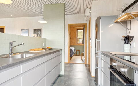 Eila - 400M from the Sea: Küche, Countertop, Flooring, Interior Design, Holz, Decke, Küchengerät, Cabinetry, Möbel, Major Appliance