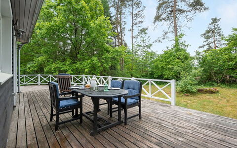 Belenda: Schwimmbad, Gartenmöbel, Möbel, Resort, Flagstone, Eco Hotel, Schatten, Stuhl, Freizeit, Estate