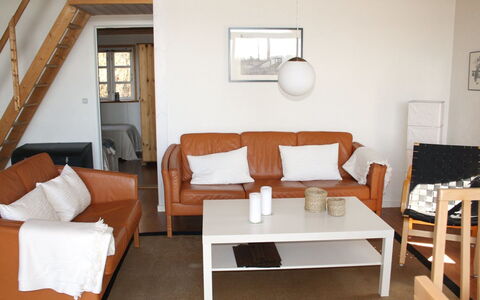 Piia - 800M from the Sea: Möbel, Flooring, Interior Design, Couch, Fussboden, Holz, Wohnzimmer, Wohnung, Zimmer, Beleuchtung