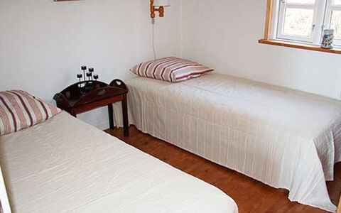 Piia - 800M from the Sea: Bett, Fussboden, Schlafzimmer, Möbel, Flooring, Wand, Holz, Bettdecke, Bedding, Interior Design