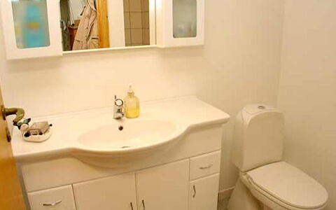 Piia - 800M from the Sea: Bad Sink, Sinken, Armatur, Cabinetry, Badezimmerschrank, Badezimmer, Flooring, Schublade, Interior Design, Zapfhahn