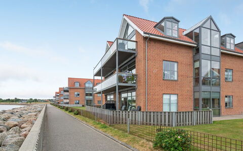 Femme - 15M from the Sea: Schwimmbad, Gartenmöbel, Möbel, Resort, Flagstone, Eco Hotel, Schatten, Stuhl, Freizeit, Estate