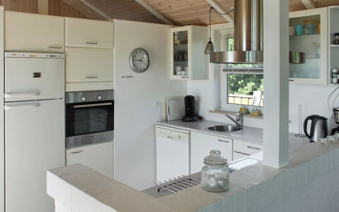 Calina - 300M from the Sea: Küche, Countertop, Möbel, Interior Design, Flooring, Cabinetry, Küchengerät, Decke, Holz, Fussboden
