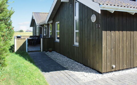 Calina - 300M from the Sea: Holz, Zuhause, Haus, Dach, Abstellgleis, Hütte, Tür, Holzbeize, Hartholz, Gartenbauten