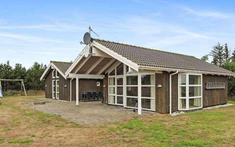 Calina - 300M from the Sea: Möbel, Interior Design, Flooring, Holz, Fussboden, Decke, Holzboden, Stuhl, Tabelle, Beleuchtung
