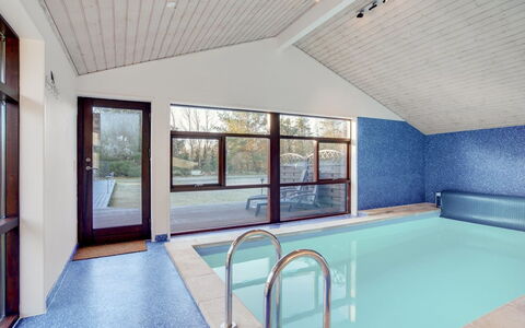 Sirpa - 1Km from the Sea: Möbel, Interior Design, Flooring, Holz, Fussboden, Decke, Holzboden, Stuhl, Tabelle, Beleuchtung