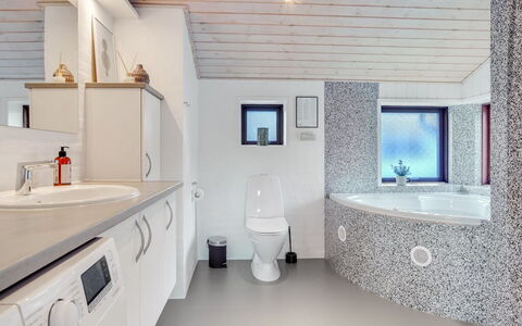 Sirpa - 1Km from the Sea: Möbel, Interior Design, Flooring, Holz, Fussboden, Decke, Holzboden, Stuhl, Tabelle, Beleuchtung