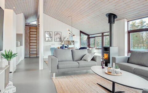 Sirpa - 1Km from the Sea: Möbel, Interior Design, Flooring, Holz, Fussboden, Decke, Holzboden, Stuhl, Tabelle, Beleuchtung
