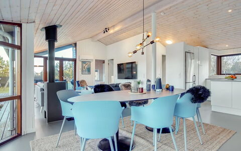 Sirpa - 1Km from the Sea: Möbel, Interior Design, Flooring, Holz, Fussboden, Decke, Holzboden, Stuhl, Tabelle, Beleuchtung