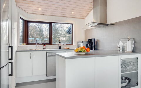 Sirpa - 1Km from the Sea: Möbel, Interior Design, Flooring, Holz, Fussboden, Decke, Holzboden, Stuhl, Tabelle, Beleuchtung