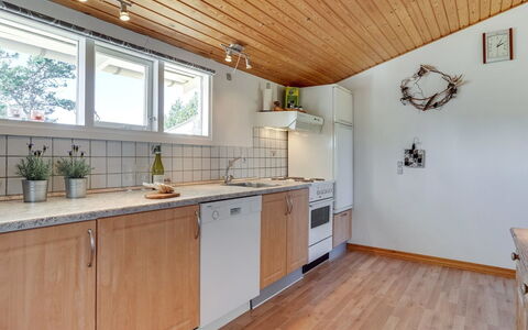 Jeldrik - 100M from the Sea: Flooring, Küche, Interior Design, Holz, Countertop, Fussboden, Decke, Möbel, Major Appliance, Holzboden