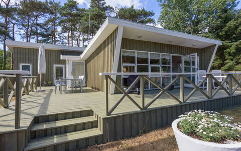 Hwelp - 200M from the Sea: Dach, Haus, Zuhause, Hütte, Tür, Abstellgleis, Deck, Veranda, Planke, Hartholz