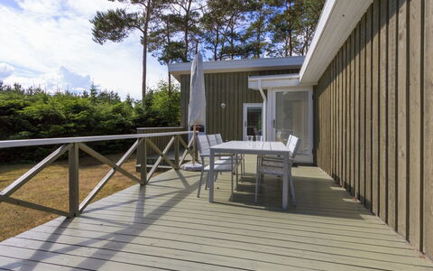 Hwelp - 200M from the Sea: Dach, Haus, Zuhause, Hütte, Tür, Abstellgleis, Deck, Veranda, Planke, Hartholz