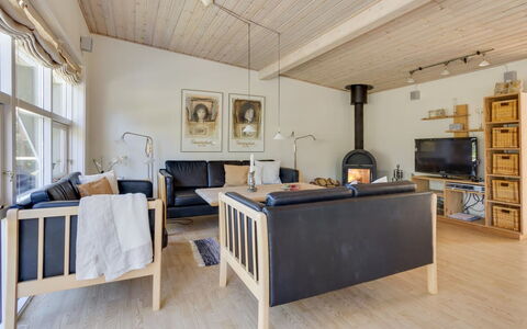 Hwelp - 200M from the Sea: Dach, Haus, Zuhause, Hütte, Tür, Abstellgleis, Deck, Veranda, Planke, Hartholz