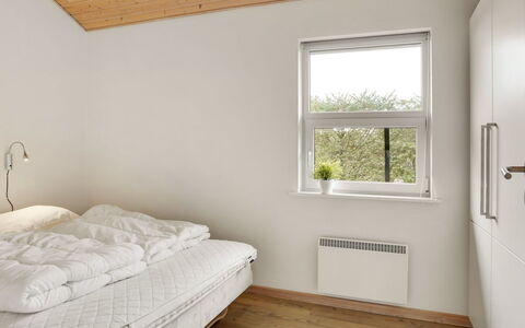 Lirim - 50M from the Sea: Wand, Holz, Decke, Interior Design, Flooring, Fussboden, Schlafzimmer, Zimmer, Bett, Wohnung