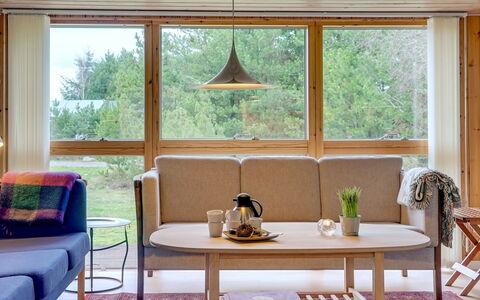 Joosua - 400M from the Sea: Möbel, Flooring, Interior Design, Fussboden, Holz, Wohnzimmer, Tabelle, Beleuchtung, Zuhause, Holzboden
