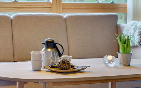 Joosua - 400M from the Sea: Möbel, Flooring, Interior Design, Holz, Tabelle, Fussboden, Kaffetisch, Holzboden, Wohnzimmer, Zimmer