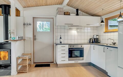 Joosua - 400M from the Sea: Holz, Flooring, Decke, Major Appliance, Küche, Interior Design, Fussboden, Zuhause, Küchengerät, Zimmer