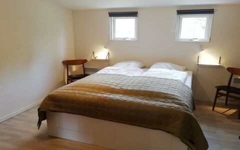 Joosua - 400M from the Sea: Bett, Möbel, Schlafzimmer, Fussboden, Flooring, Bedding, Interior Design, Bettdecke, Holz, Linens