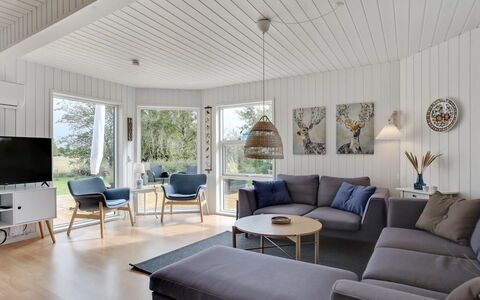 Ika - 600M from the Sea: Möbel, Interior Design, Flooring, Couch, Wohnzimmer, Holz, Fussboden, Decke, Zuhause, Holzboden