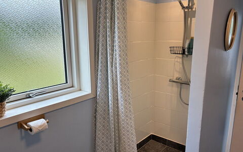 Ika - 600M from the Sea: Badezimmer, Interior Design, Flooring, Duschvorhang, Fussboden, Armatur, Installation, Zimmer, Vorhang, Dusche