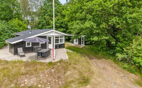 Hilde - 1.7Km from the Sea: Schwimmbad, Gartenmöbel, Möbel, Resort, Flagstone, Eco Hotel, Schatten, Stuhl, Freizeit, Estate