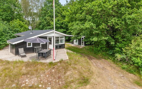 Hilde - 1.7Km from the Sea: Schwimmbad, Gartenmöbel, Möbel, Resort, Flagstone, Eco Hotel, Schatten, Stuhl, Freizeit, Estate