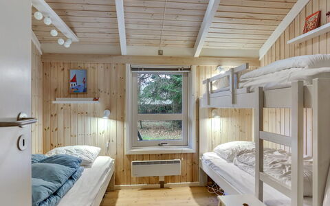 Berenice - 250M from the Sea: Schlafzimmer, Holz, Bett, Interior Design, Etagenbett, Bedding, Decke, Zuhause, Bettdecke, Möbel