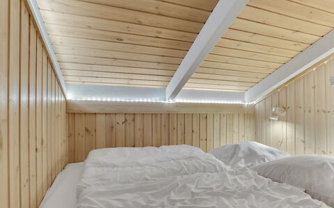 Berenice - 250M from the Sea: Holz, Decke, Schlafzimmer, Interior Design, Fussboden, Flooring, Beleuchtung, Bett, Zimmer, Linens