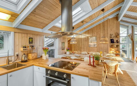 Berenice - 250M from the Sea: Holz, Küche, Decke, Interior Design, Flooring, Countertop, Light Fixture, Zuhause, Cabinetry, Zimmer